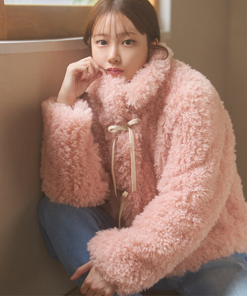 小澤美里さんコラボ ] リボンブローチつきエコファーショートコート