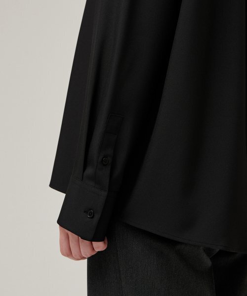 MUSINSA STANDARD WOMAN（ムシンサスタンダードウーマン）の「ウィメンズオーバーサイズシルキーシャツ[ブラック]（シャツ/ブラウス・レディース・その他・SMALL/MEDIUM/LARGE/X-SMALL）」の6枚目の写真