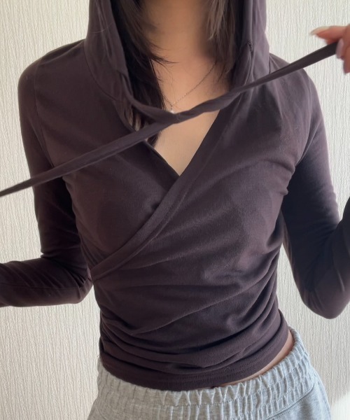 Geeong(ジーオン)の「【ZOZO限定】フーディー ラップカットソー(Tシャツ/カットソー・レディース・ブラウン/チャコールグレー/ブラック・FREE)」の4枚目の写真