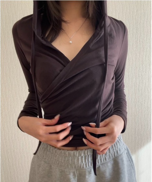 Geeong(ジーオン)の「【ZOZO限定】フーディー ラップカットソー(Tシャツ/カットソー・レディース・ブラウン/チャコールグレー/ブラック・FREE)」の6枚目の写真