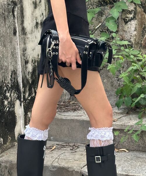 ROSEFRANTZ（ロゼフランツ）の「Multi Pocket Studded Shoulder Bag [Black]（ショルダーバッグ・レディース・ブラック・FREE）」の2枚目の写真