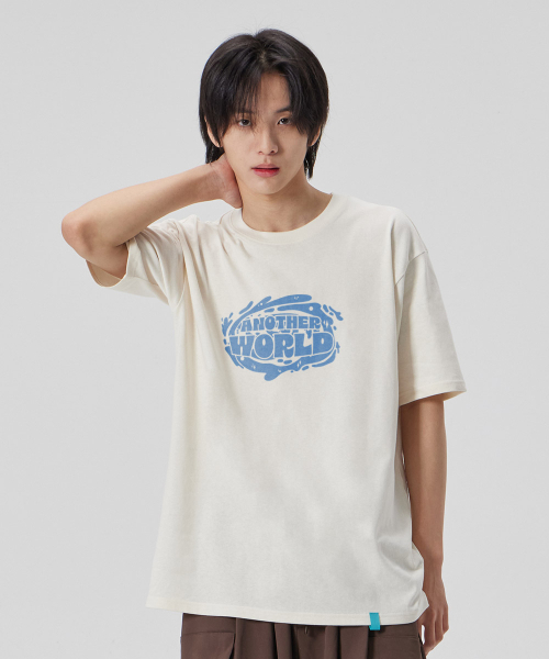 ASTRAL PROJECTION（アストラルプロジェクション）の「[アナザーワールド]コットンルーズフィット半袖Tシャツ_バターミルク（Tシャツ/カットソー・メンズ・その他・MEDIUM/LARGE/X-LARGE/XX-LARGE）」の2枚目の写真