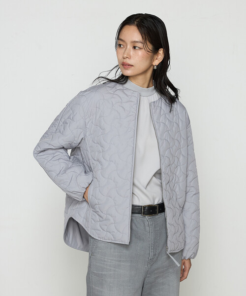 Gabardine K.T（ギャバジンケーティー）の「〔 +サイズ 〕 波柄Wキルト ノーカラーブルゾン（ブルゾン・レディース・グレー/ベージュ・15号）」の5枚目の写真