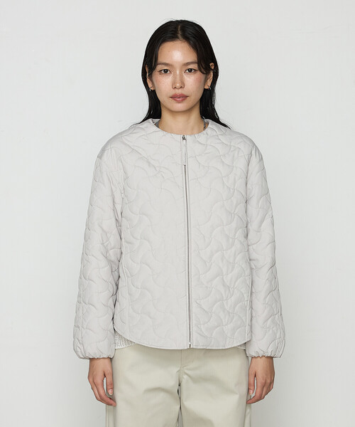 Gabardine K.T（ギャバジンケーティー）の「〔 +サイズ 〕 波柄Wキルト ノーカラーブルゾン（ブルゾン・レディース・グレー/ベージュ・15号）」の8枚目の写真