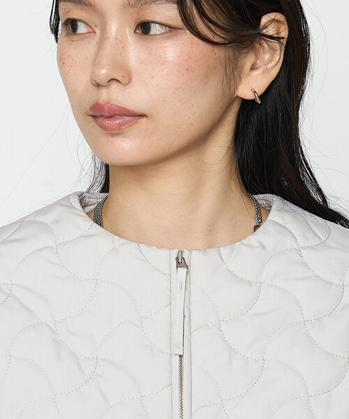 Gabardine K.T（ギャバジンケーティー）の「〔 +サイズ 〕 波柄Wキルト ノーカラーブルゾン（ブルゾン・レディース・グレー/ベージュ・15号）」の11枚目の写真