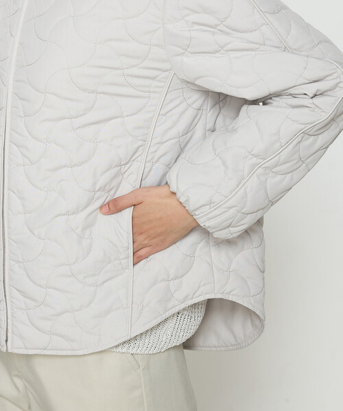 Gabardine K.T（ギャバジンケーティー）の「〔 +サイズ 〕 波柄Wキルト ノーカラーブルゾン（ブルゾン・レディース・グレー/ベージュ・15号）」の12枚目の写真