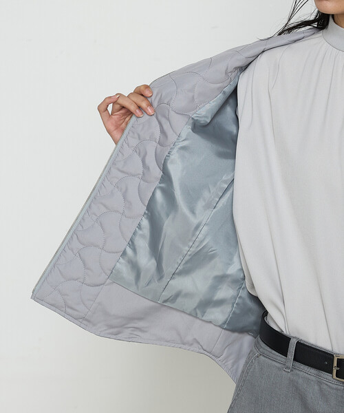 Gabardine K.T（ギャバジンケーティー）の「〔 +サイズ 〕 波柄Wキルト ノーカラーブルゾン（ブルゾン・レディース・グレー/ベージュ・15号）」の13枚目の写真