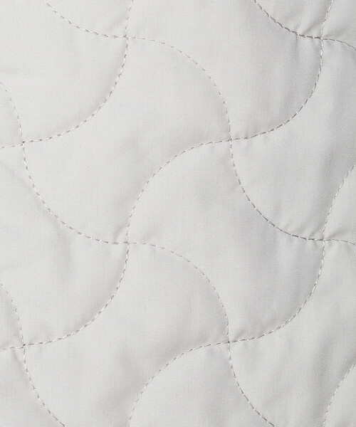 Gabardine K.T（ギャバジンケーティー）の「〔 +サイズ 〕 波柄Wキルト ノーカラーブルゾン（ブルゾン・レディース・グレー/ベージュ・15号）」の16枚目の写真