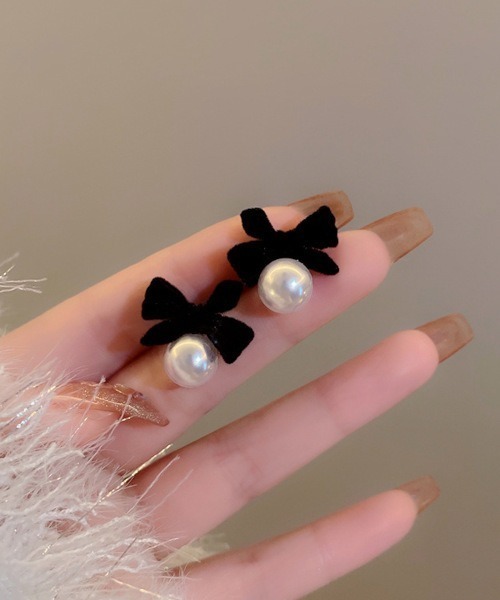 MASHIRO(マシロ)の「【MASHIRO】ベロアリボンアクリルパールペアピアス(MA/EK235)(ピアス(両耳用)・レディース・ブラック/レッド・FREE)」の5枚目の写真