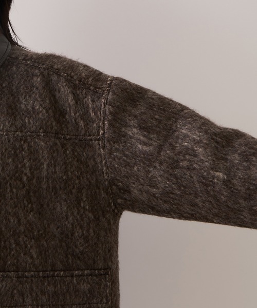 VIS（ビス）の「【WEB限定】衿袖レザーシャギーアウター（カバーオール・レディース・ダークブラウン/チャコールグレー・FREE）」の4枚目の写真