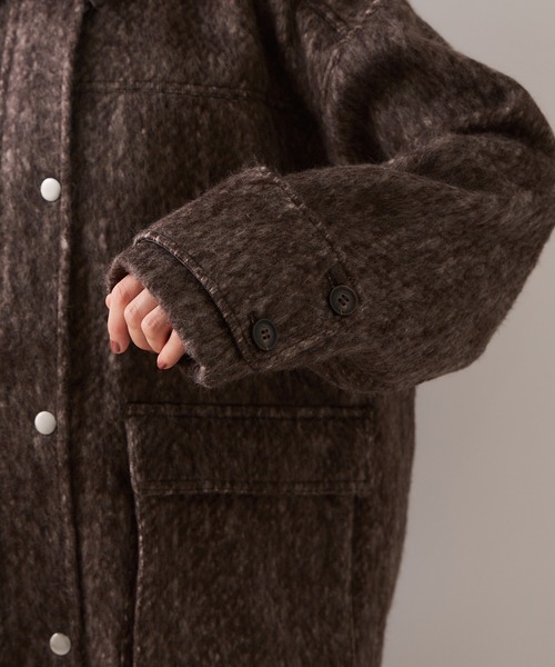 VIS（ビス）の「【WEB限定】衿袖レザーシャギーアウター（カバーオール・レディース・ダークブラウン/チャコールグレー・FREE）」の6枚目の写真