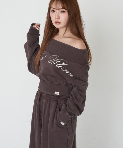 RAY CASSIN（レイカズン）の「【セットアップで着られる】ピグメントオフショルショートスウェット（スウェット・レディース・ブラウン系その他2/グレー/ベージュ系その他2・FREE）」の5枚目の写真