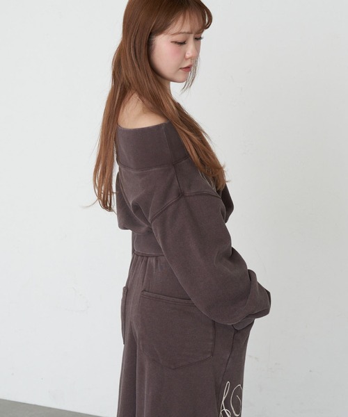 RAY CASSIN（レイカズン）の「【セットアップで着られる】ピグメントオフショルショートスウェット（スウェット・レディース・ブラウン系その他2/グレー/ベージュ系その他2・FREE）」の9枚目の写真