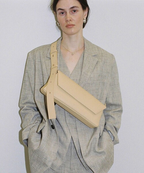 ADAM ET ROPE'(アダムエロペ)の「【PFT】Roll Flap small Bag(ショルダーバッグ・レディース・ブラック/クリーム・FREE)」の2枚目の写真