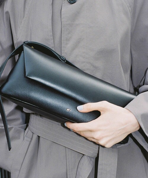 ADAM ET ROPE'(アダムエロペ)の「【PFT】Roll Flap small Bag(ショルダーバッグ・レディース・ブラック/クリーム・FREE)」の4枚目の写真