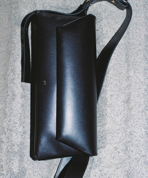 ADAM ET ROPE'(アダムエロペ)の「【PFT】Roll Flap small Bag(ショルダーバッグ・レディース・ブラック/クリーム・FREE)」の5枚目の写真