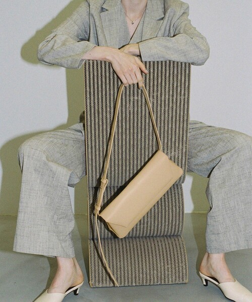 ADAM ET ROPE'(アダムエロペ)の「【PFT】Roll Flap small Bag(ショルダーバッグ・レディース・ブラック/クリーム・FREE)」の6枚目の写真