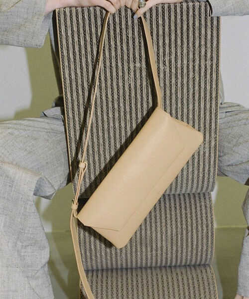 ADAM ET ROPE'(アダムエロペ)の「【PFT】Roll Flap small Bag(ショルダーバッグ・レディース・ブラック/クリーム・FREE)」の7枚目の写真