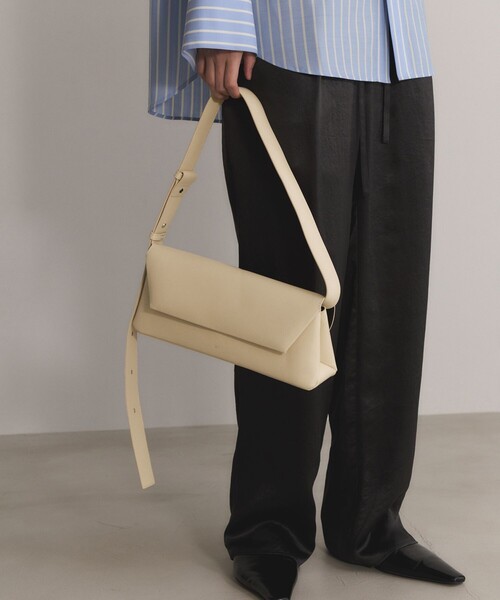 ADAM ET ROPE'(アダムエロペ)の「【PFT】Roll Flap small Bag(ショルダーバッグ・レディース・ブラック/クリーム・FREE)」の11枚目の写真