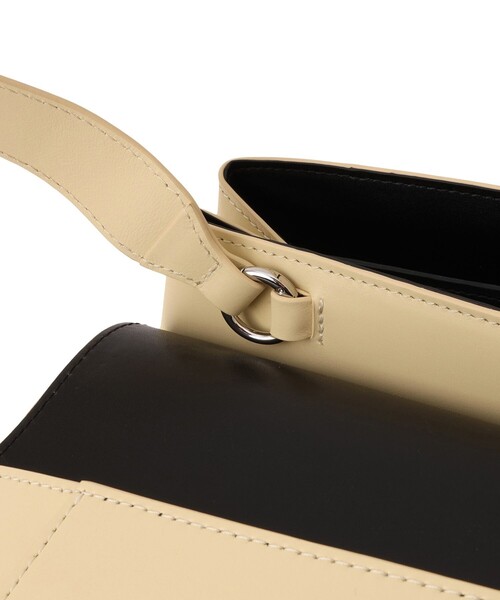 ADAM ET ROPE'(アダムエロペ)の「【PFT】Roll Flap small Bag(ショルダーバッグ・レディース・ブラック/クリーム・FREE)」の16枚目の写真