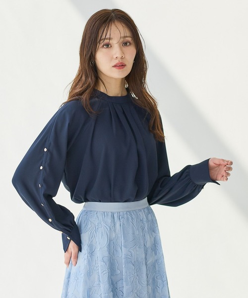 Andemiu（アンデミュウ）の「ソデボタンブラウス656546（シャツ/ブラウス・レディース・クリーム/オフホワイト/ネイビー・FREE）」の3枚目の写真