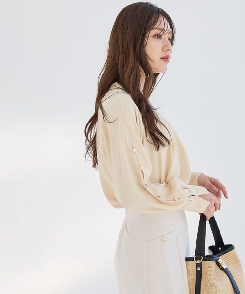Andemiu（アンデミュウ）の「ソデボタンブラウス656546（シャツ/ブラウス・レディース・クリーム/オフホワイト/ネイビー・FREE）」の2枚目の写真