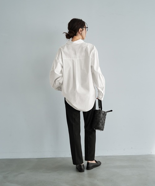 STYLE DELI(スタイルデリ)の「ハリ感ゆったりBASICシャツ(シャツ/ブラウス・レディース・ホワイト/ライトブルー・FREE)」の4枚目の写真