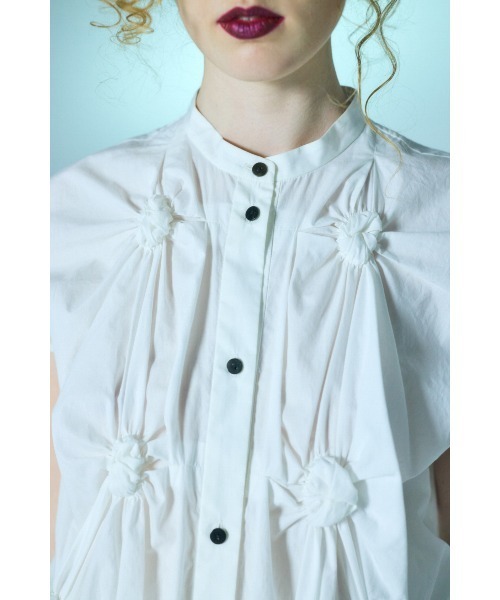 ENFOLD(エンフォルド)の「CIRCLE SHIRRING SHIRT(シャツ/ブラウス・レディース・ホワイト/ブラック・38)」の3枚目の写真