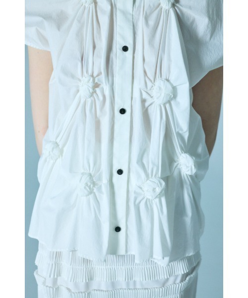 ENFOLD(エンフォルド)の「CIRCLE SHIRRING SHIRT(シャツ/ブラウス・レディース・ホワイト/ブラック・38)」の4枚目の写真