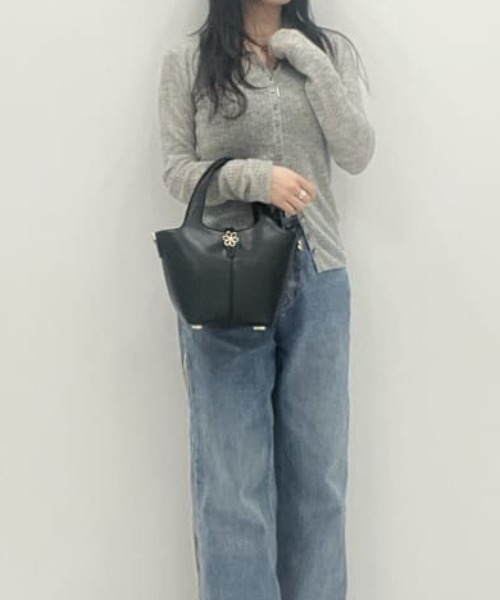 Samantha Thavasa（サマンサタバサ）の「オリジナルフラワーモチーフ金具 ハンドバッグ（ハンドバッグ・レディース・ブラック/ピンク/イエロー/ラベンダー・FREE）」の2枚目の写真