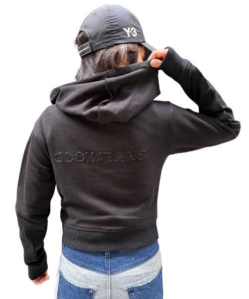 COOK JEANS(クックジーンズ)の「カットオフスウェットジップパーカー(パーカー・レディース・ウッドランド/ホワイト/ブラック・FREE)」の4枚目の写真