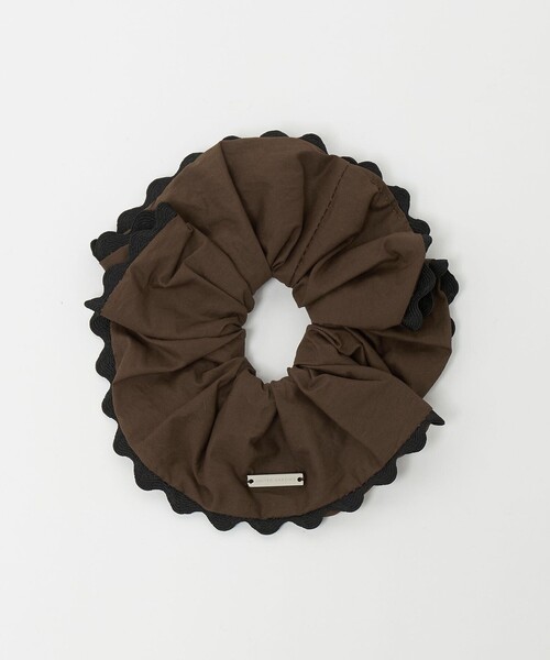 UNITED ARROWS（ユナイテッドアローズ）の「バイカラー パイピング シュシュ（シュシュ・レディース・ライトブルー/ダークブラウン/ネイビー/ベージュ・FREE）」の2枚目の写真