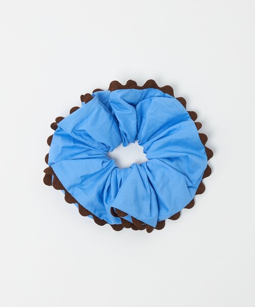 UNITED ARROWS（ユナイテッドアローズ）の「バイカラー パイピング シュシュ（シュシュ・レディース・ライトブルー/ダークブラウン/ネイビー/ベージュ・FREE）」の5枚目の写真