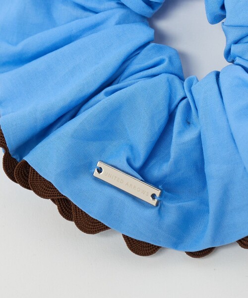 UNITED ARROWS（ユナイテッドアローズ）の「バイカラー パイピング シュシュ（シュシュ・レディース・ライトブルー/ダークブラウン/ネイビー/ベージュ・FREE）」の6枚目の写真