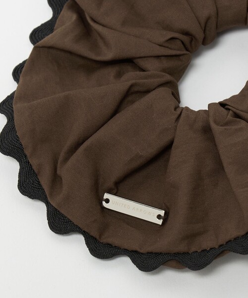 UNITED ARROWS（ユナイテッドアローズ）の「バイカラー パイピング シュシュ（シュシュ・レディース・ライトブルー/ダークブラウン/ネイビー/ベージュ・FREE）」の9枚目の写真
