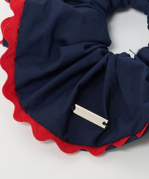 UNITED ARROWS（ユナイテッドアローズ）の「バイカラー パイピング シュシュ（シュシュ・レディース・ライトブルー/ダークブラウン/ネイビー/ベージュ・FREE）」の10枚目の写真