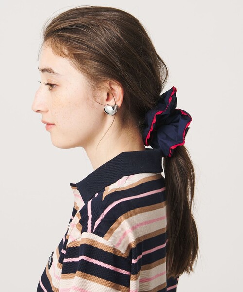 UNITED ARROWS(ユナイテッドアローズ)の「バイカラー パイピング シュシュ(シュシュ・レディース・ライトブルー/ダークブラウン/ネイビー/ベージュ・FREE)」の15枚目の写真