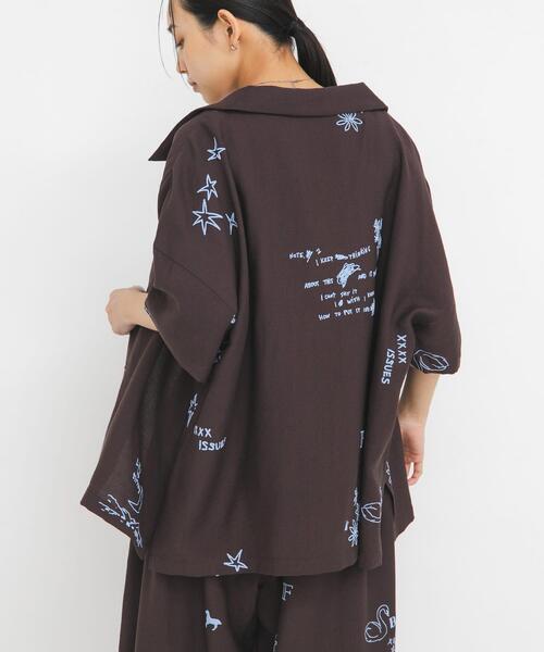 KBF（ケイビーエフ）の「TATTOOオーバーシャツ（シャツ/ブラウス・レディース・チャコールグレー/アイボリー/ブラウン・ONE）」の4枚目の写真