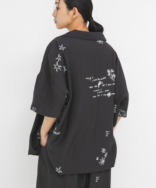 KBF（ケイビーエフ）の「TATTOOオーバーシャツ（シャツ/ブラウス・レディース・チャコールグレー/アイボリー/ブラウン・ONE）」の3枚目の写真