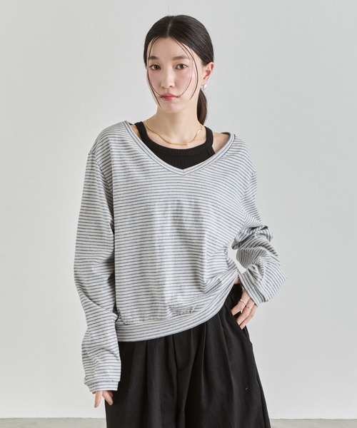 NUJOH(ヌゾ)の「Loose V-Neck Stripe Top / ルーズVネックボーダートップス(Tシャツ/カットソー・レディース・ナチュラル/チャコールグレー・FREE)」の2枚目の写真