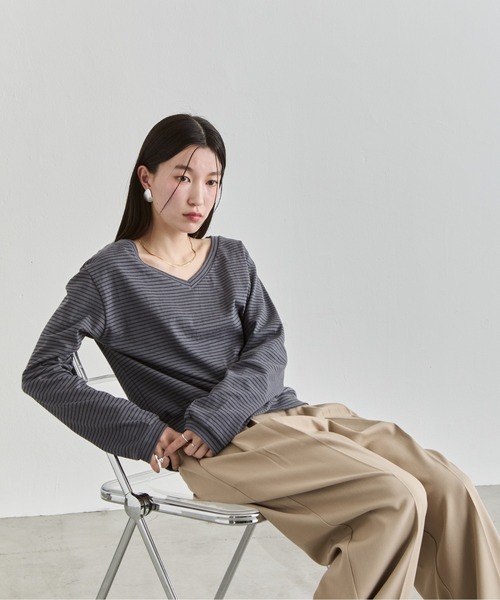 NUJOH(ヌゾ)の「Loose V-Neck Stripe Top / ルーズVネックボーダートップス(Tシャツ/カットソー・レディース・ナチュラル/チャコールグレー・FREE)」の11枚目の写真