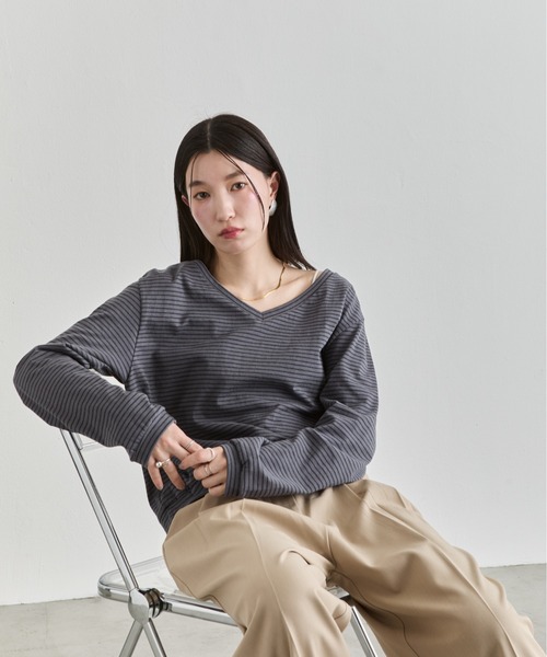 NUJOH(ヌゾ)の「Loose V-Neck Stripe Top / ルーズVネックボーダートップス(Tシャツ/カットソー・レディース・ナチュラル/チャコールグレー・FREE)」の21枚目の写真