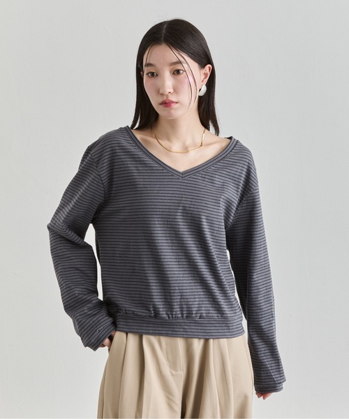 NUJOH(ヌゾ)の「Loose V-Neck Stripe Top / ルーズVネックボーダートップス(Tシャツ/カットソー・レディース・ナチュラル/チャコールグレー・FREE)」の3枚目の写真