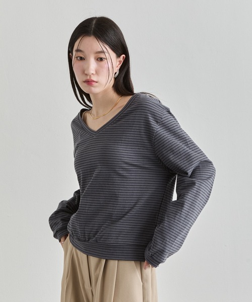 NUJOH(ヌゾ)の「Loose V-Neck Stripe Top / ルーズVネックボーダートップス(Tシャツ/カットソー・レディース・ナチュラル/チャコールグレー・FREE)」の5枚目の写真