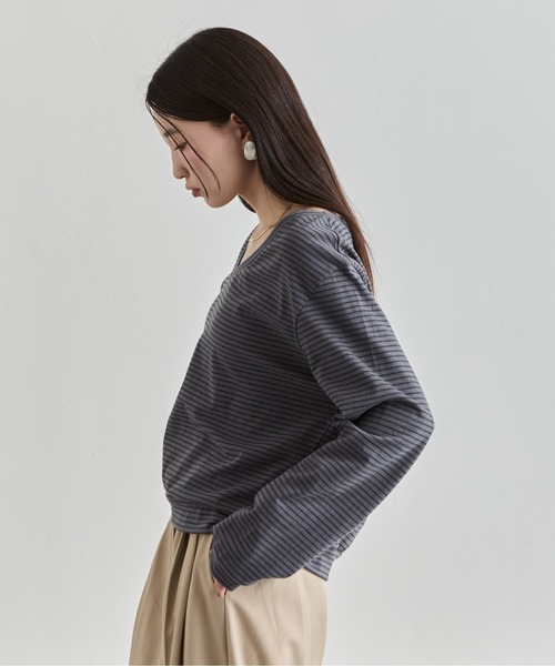 NUJOH(ヌゾ)の「Loose V-Neck Stripe Top / ルーズVネックボーダートップス(Tシャツ/カットソー・レディース・ナチュラル/チャコールグレー・FREE)」の8枚目の写真