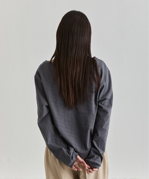 NUJOH(ヌゾ)の「Loose V-Neck Stripe Top / ルーズVネックボーダートップス(Tシャツ/カットソー・レディース・ナチュラル/チャコールグレー・FREE)」の9枚目の写真