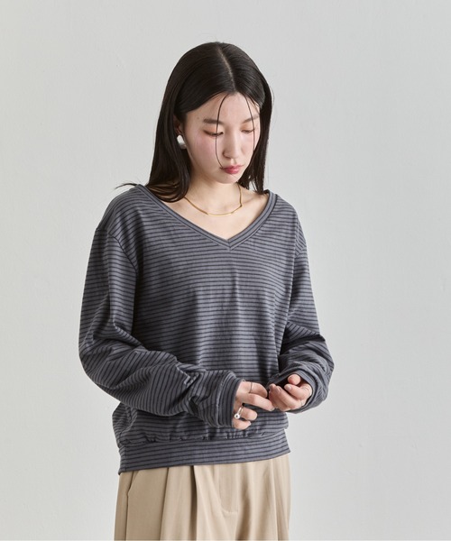 NUJOH(ヌゾ)の「Loose V-Neck Stripe Top / ルーズVネックボーダートップス(Tシャツ/カットソー・レディース・ナチュラル/チャコールグレー・FREE)」の4枚目の写真