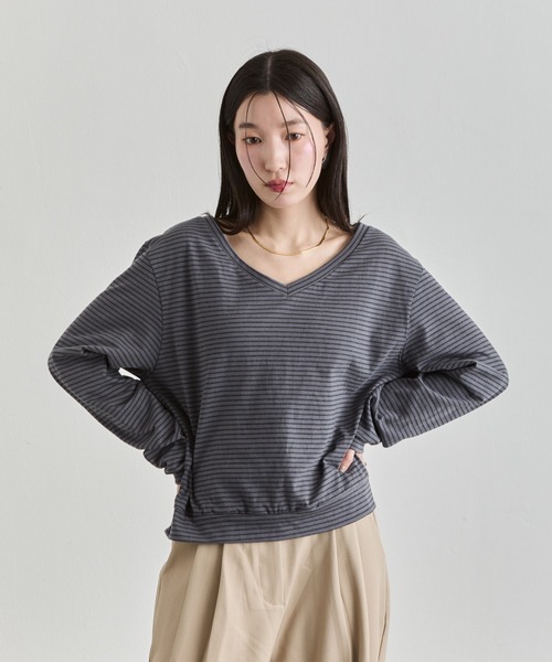 NUJOH(ヌゾ)の「Loose V-Neck Stripe Top / ルーズVネックボーダートップス(Tシャツ/カットソー・レディース・ナチュラル/チャコールグレー・FREE)」の6枚目の写真