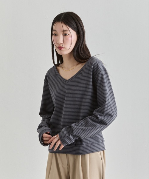 NUJOH(ヌゾ)の「Loose V-Neck Stripe Top / ルーズVネックボーダートップス(Tシャツ/カットソー・レディース・ナチュラル/チャコールグレー・FREE)」の7枚目の写真