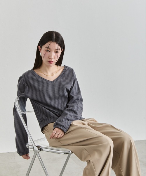 NUJOH(ヌゾ)の「Loose V-Neck Stripe Top / ルーズVネックボーダートップス(Tシャツ/カットソー・レディース・ナチュラル/チャコールグレー・FREE)」の10枚目の写真
